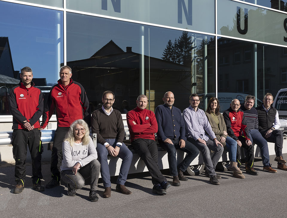 Mannus Team vor Produktionshalle